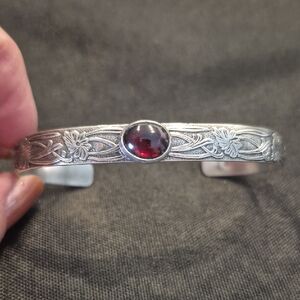 Saucy Sterling Silver 925 Cuff Bracelet With Insperational Quote And Garnet